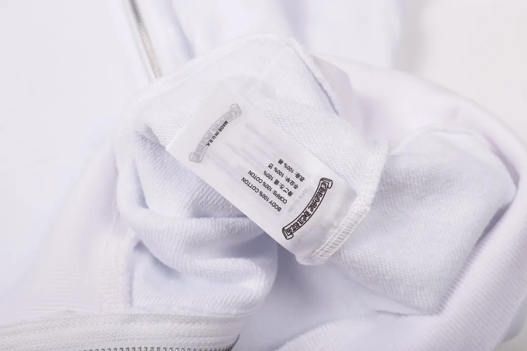 M11—P210 -Chrome Hearts/Chrome Hearts printed sweatshirt cardigan jacket -420 grams of high-density, high-quality wool, soft, delicate and skin-friendly, soft and silky to the touch, warm and skin-friendly -The hardware zipper accessories are all customized and full of details -Colour: black white -Size: S M L XL